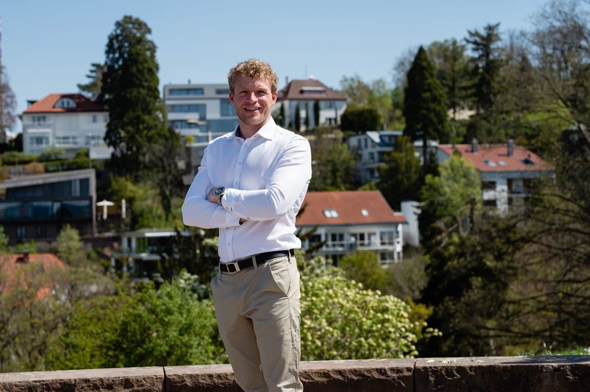 David Karl, Inhaber von KUBUS ESTATE, über den Dächern von Stuttgart