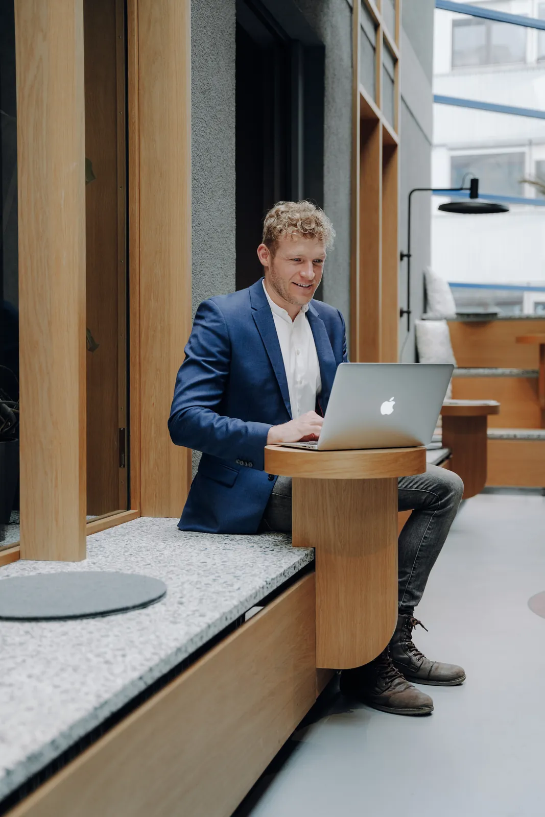 Beratungsecke im Büro von KUBUS ESTATE