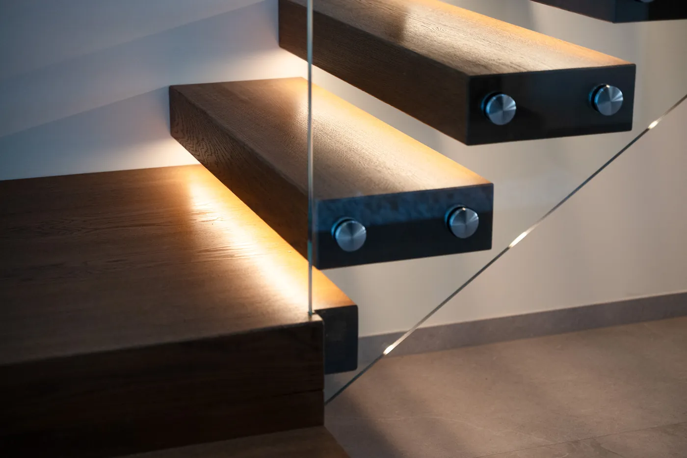 Detailaufnahme einer beleuchteten Treppe