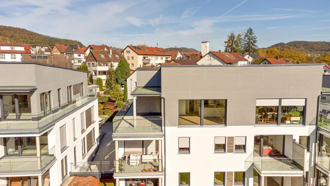 Luftaufnahme eines Wohngebiets per Drohne