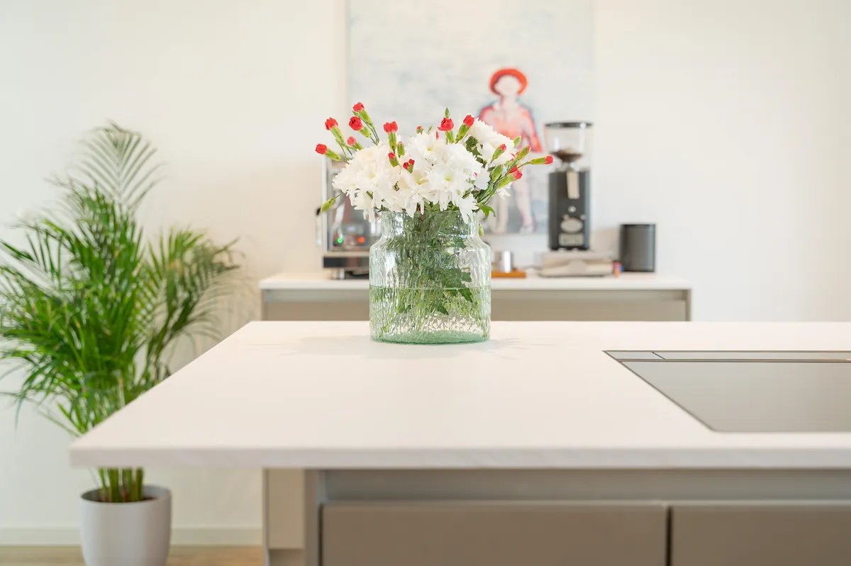 Küche mit frischen Blumen als Teil des Home Stagings