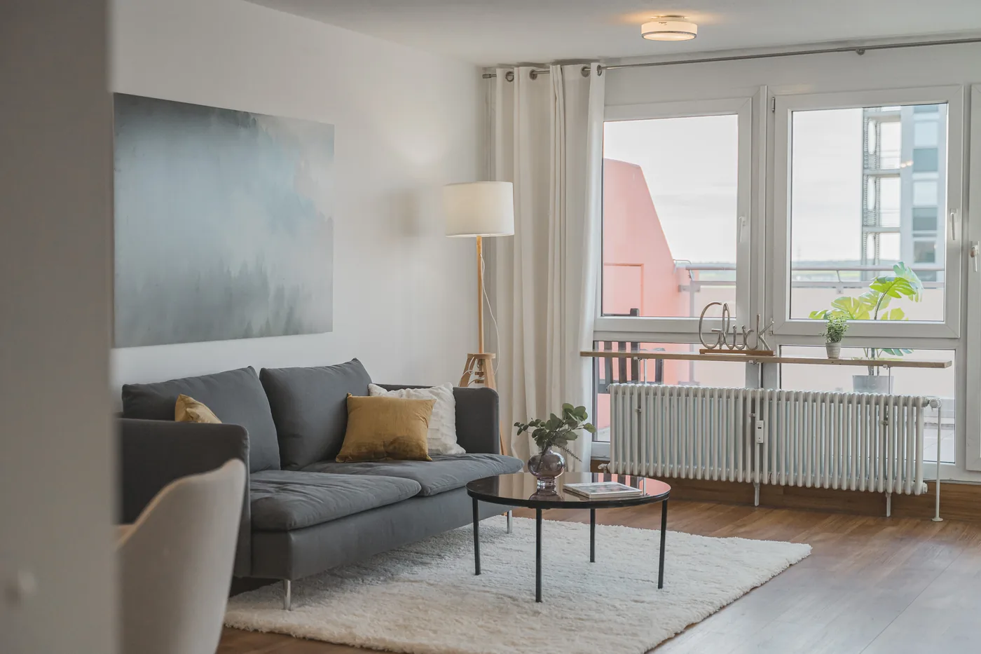Hell eingerichtetes Wohnzimmer nach dem Home Staging