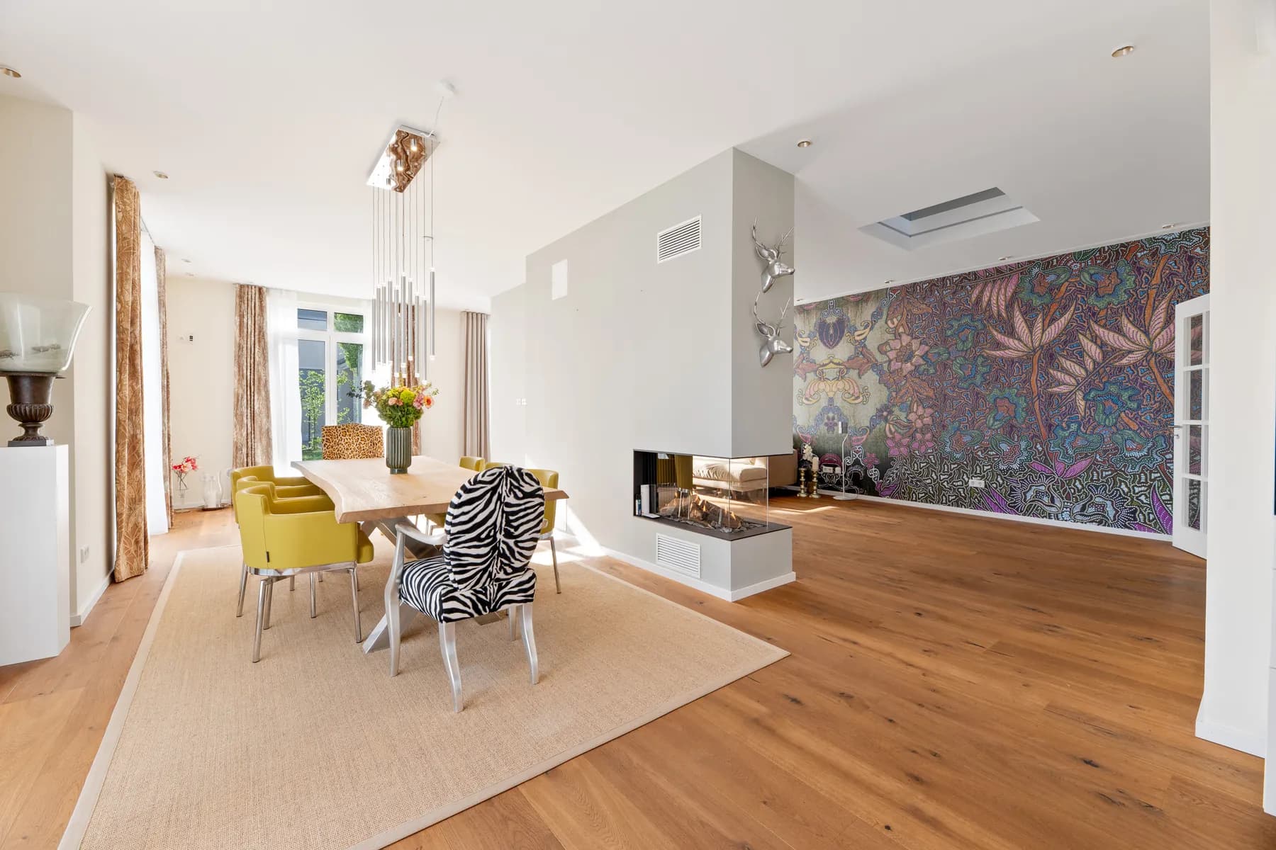 Wohnzimmer mit Kamin, für die Vermarktung eingerichtet