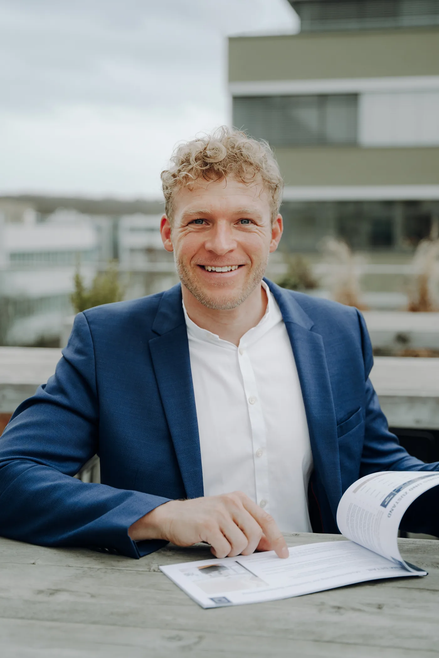 David Karl von KUBUS ESTATE bespricht die Verkaufsunterlagen einer Immobilie