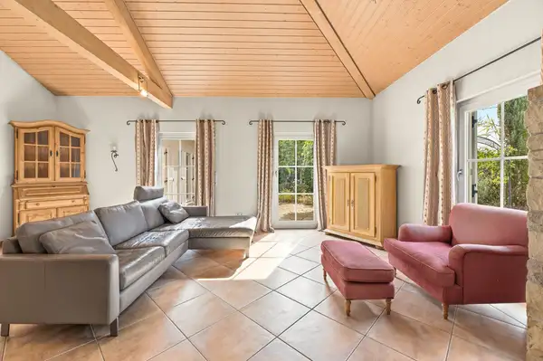 Freistehendes Bungalow-Einfamilienhaus im Provence-Stil mit großangelegtem Garten
