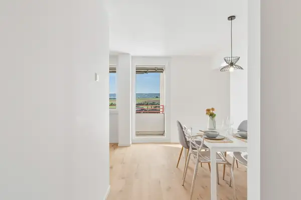 Kernsanierte, helle 3-Zimmer-Wohnung mit Aussicht und zwei Balkonen