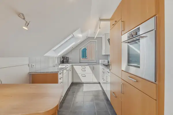Moderne, lichtdurchflutete 3-Zimmer-DG-Wohnung mit großem Süd-Ost-Balkon und Garage