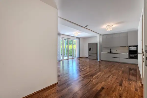 Gartentraum - 3 Zimmer EG Wohnung mit 2 Bädern, Terrasse, Aufzug, Carport und Stellplatz